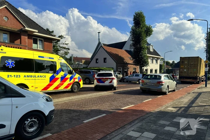 Automobilist botst op stilstaande auto