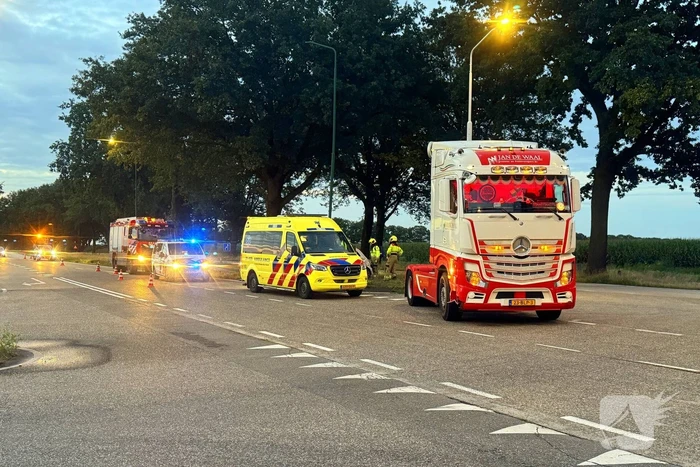 Vrachtwagen botst op personenauto