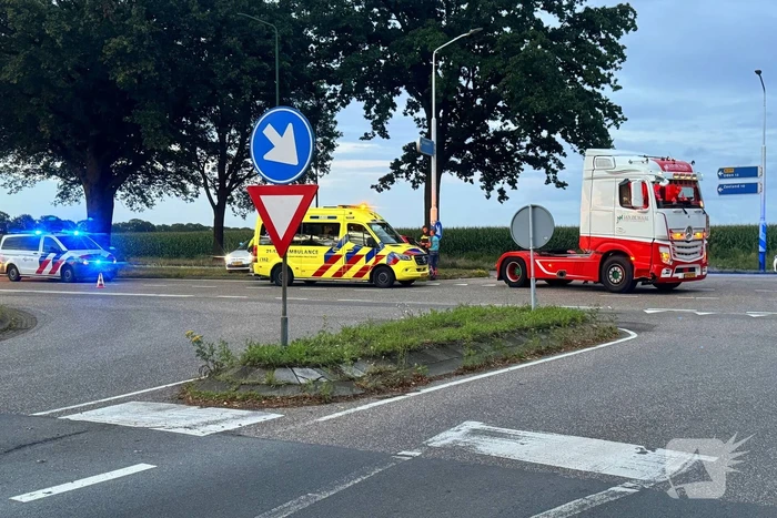 Vrachtwagen botst op personenauto