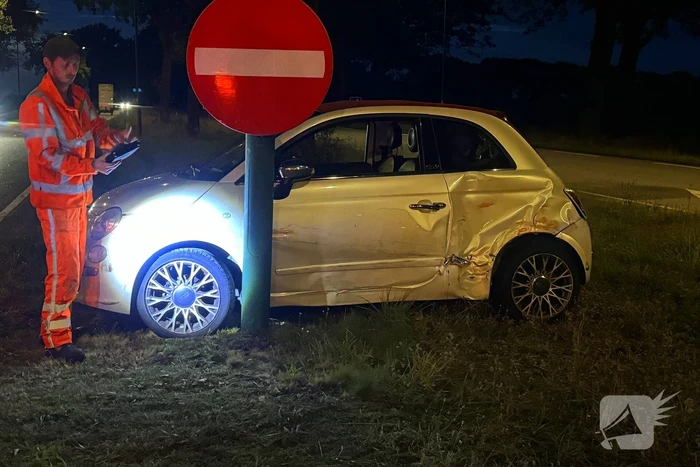 Vrachtwagen botst op personenauto