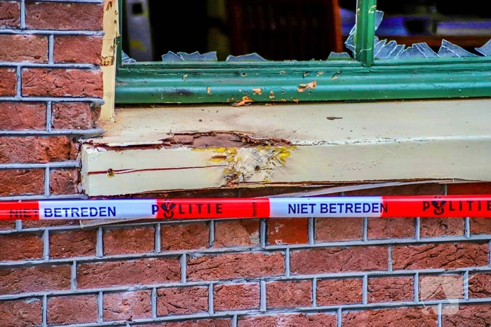 Raam vernield door explosie, politie zoekt getuigen