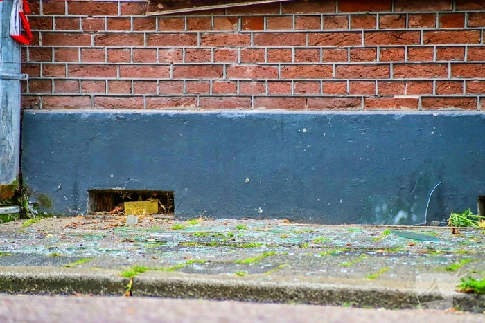 Raam vernield door explosie, politie zoekt getuigen