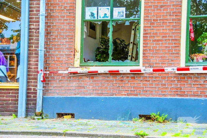 Raam vernield door explosie, politie zoekt getuigen