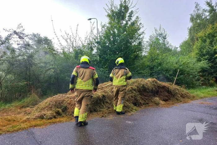 Flitsbezorger ontdekt rokende hooistapel