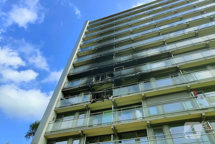 Enorme schade na uitslaande flatbrand goed zichtbaar