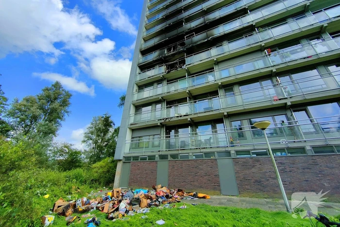 Enorme schade na uitslaande flatbrand goed zichtbaar