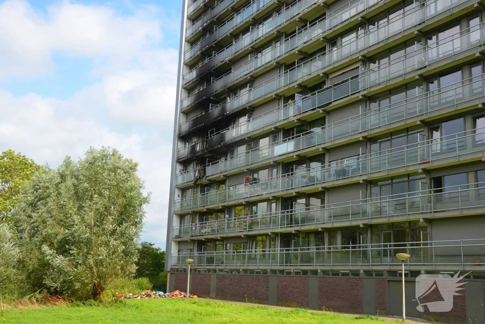 Enorme schade na uitslaande flatbrand goed zichtbaar