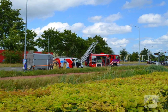 Paardentrailer raakt instabiel, brandweer schiet te hulp