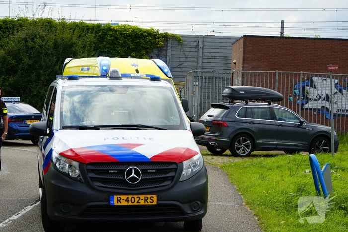 Motorrijder geschept door lesauto