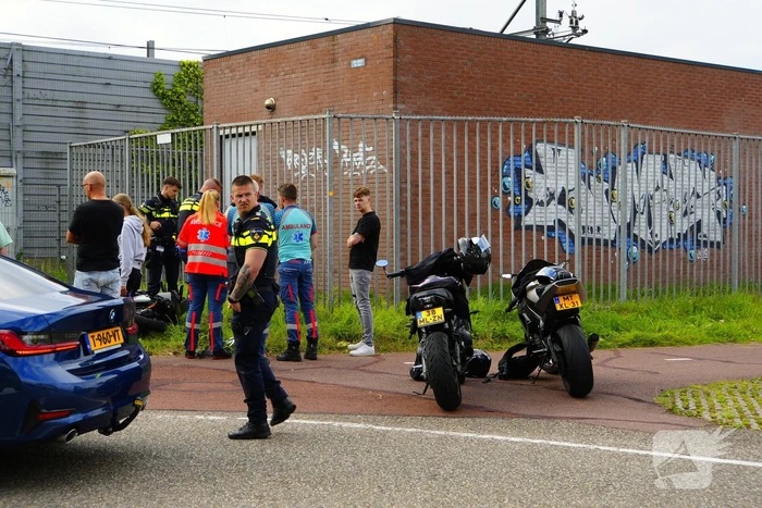 Motorrijder geschept door lesauto