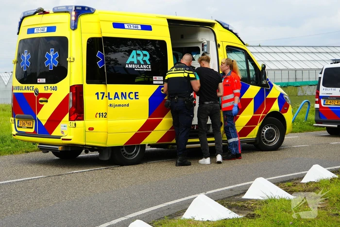 Motorrijder geschept door lesauto