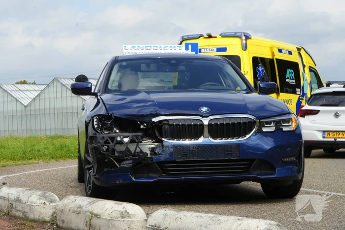 Motorrijder geschept door lesauto