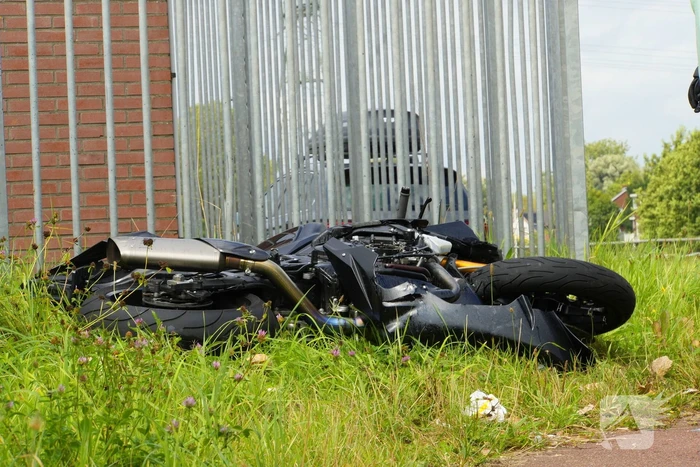 Motorrijder geschept door lesauto