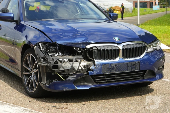 Motorrijder geschept door lesauto
