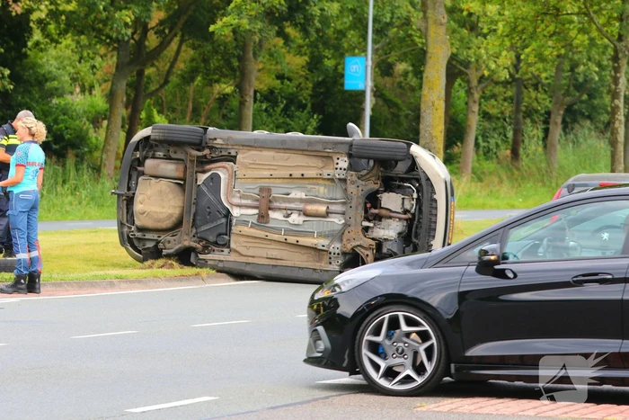 Auto belandt op zijkant bij ongeval