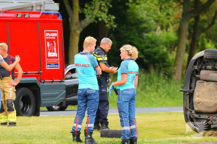 Auto belandt op zijkant bij ongeval
