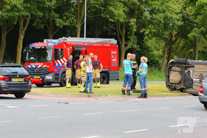 Auto belandt op zijkant bij ongeval