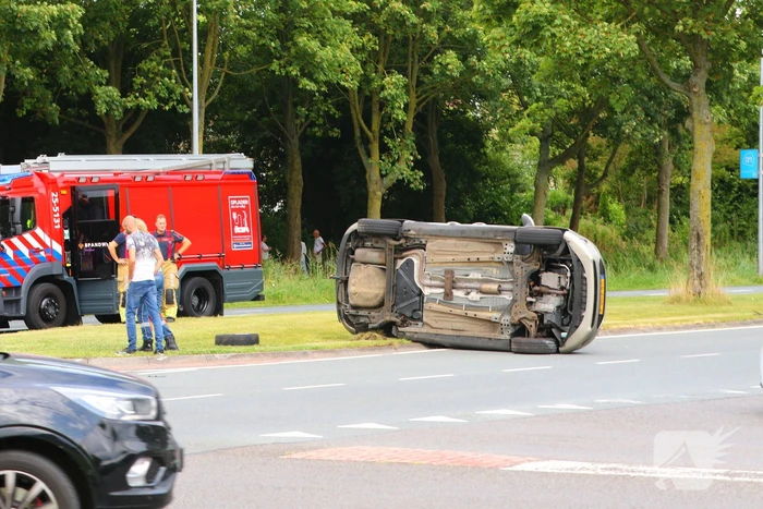 Auto belandt op zijkant bij ongeval