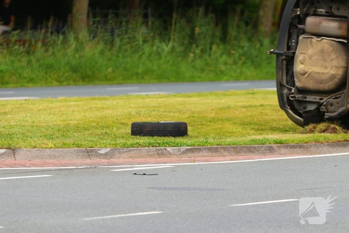 Auto belandt op zijkant bij ongeval