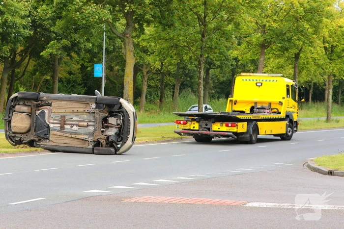 Auto belandt op zijkant bij ongeval