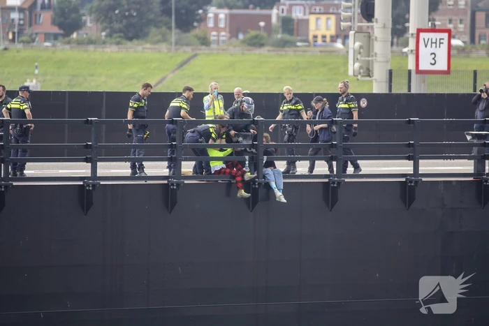 Demonstranten blokkeren opnieuw Zeesluis