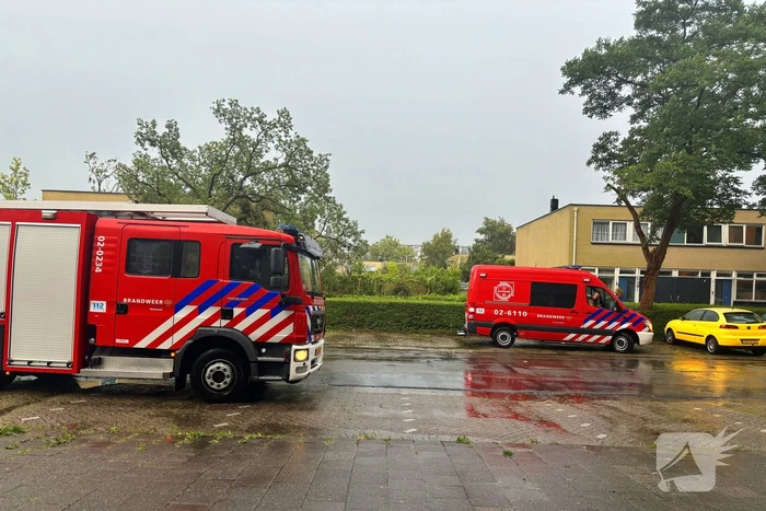 Boom valt op woning, situatie veilig