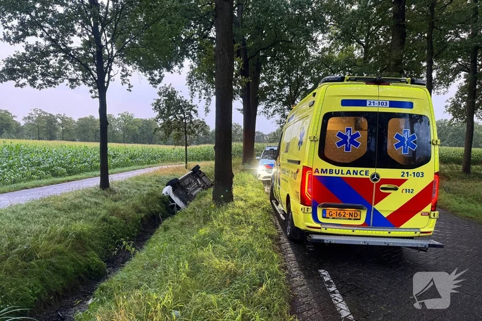 Automobilist vliegt uit de bocht en belandt in greppel
