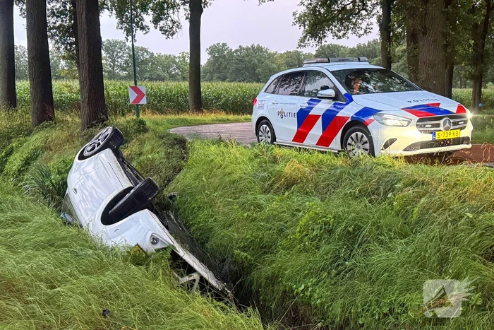 Automobilist vliegt uit de bocht en belandt in greppel