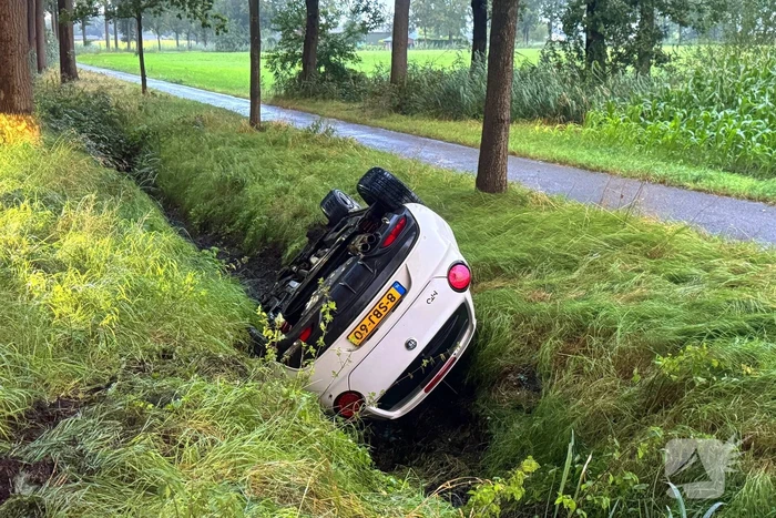 Automobilist vliegt uit de bocht en belandt in greppel