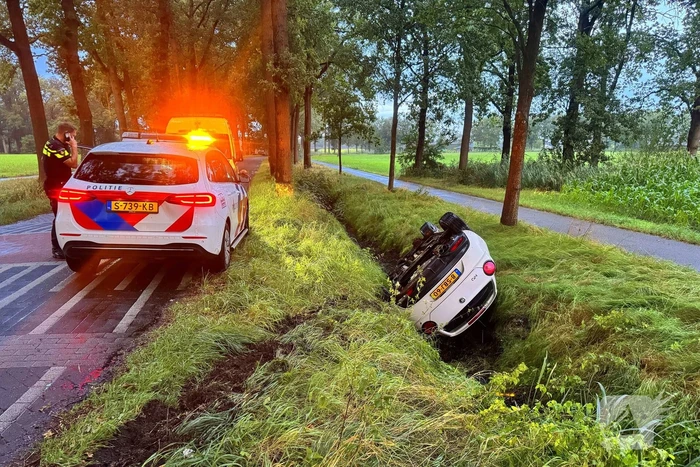 Automobilist vliegt uit de bocht en belandt in greppel