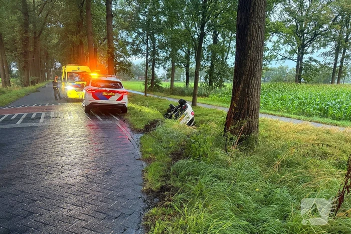 Automobilist vliegt uit de bocht en belandt in greppel