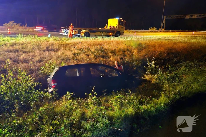 Gewonde nadat auto in sloot naast snelweg belandt