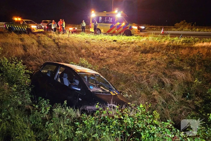 Gewonde nadat auto in sloot naast snelweg belandt