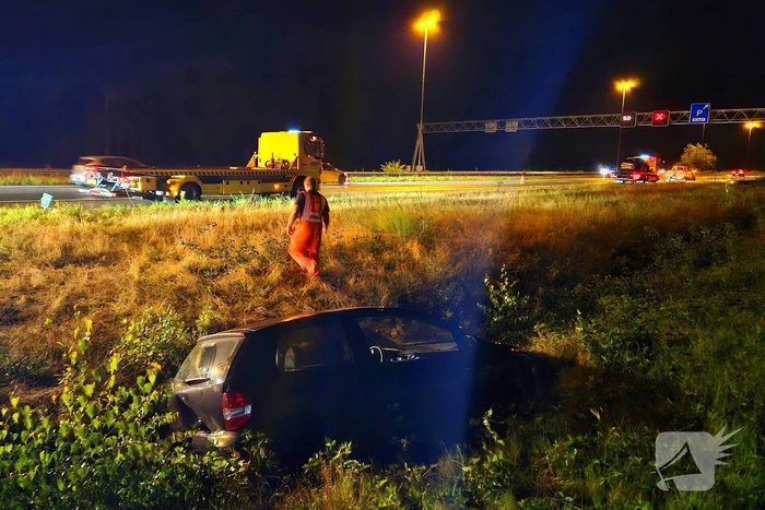 Gewonde nadat auto in sloot naast snelweg belandt