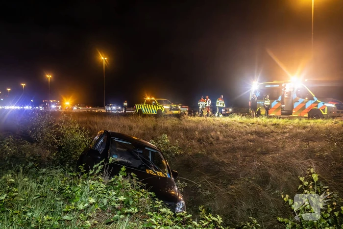 Gewonde nadat auto in sloot naast snelweg belandt