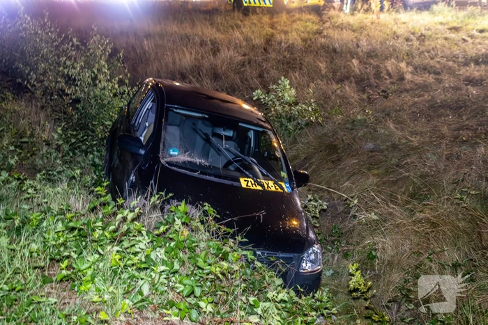 Gewonde nadat auto in sloot naast snelweg belandt