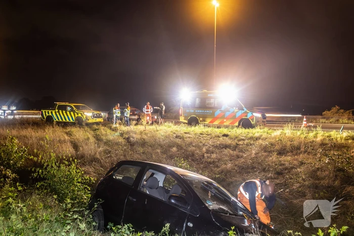 Gewonde nadat auto in sloot naast snelweg belandt