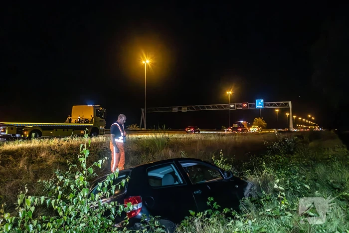 Gewonde nadat auto in sloot naast snelweg belandt