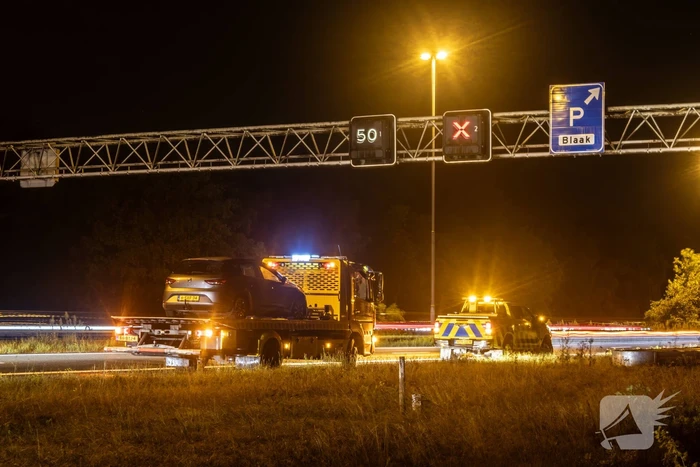Gewonde nadat auto in sloot naast snelweg belandt