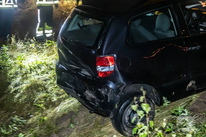 Gewonde nadat auto in sloot naast snelweg belandt
