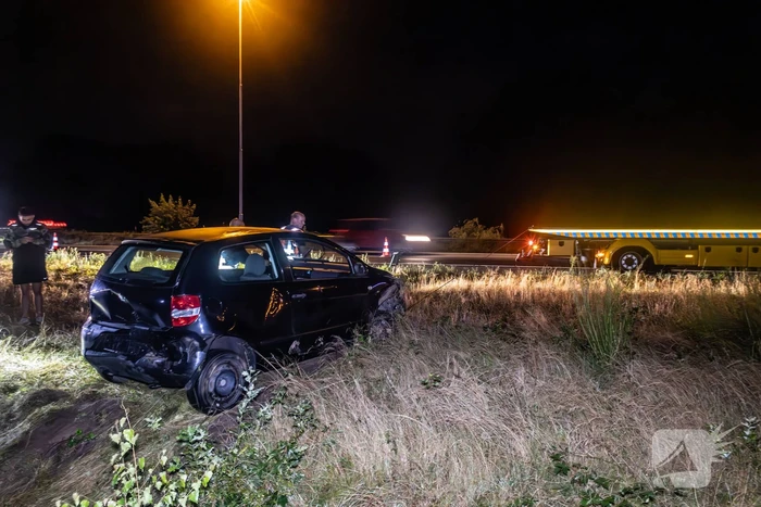 Gewonde nadat auto in sloot naast snelweg belandt