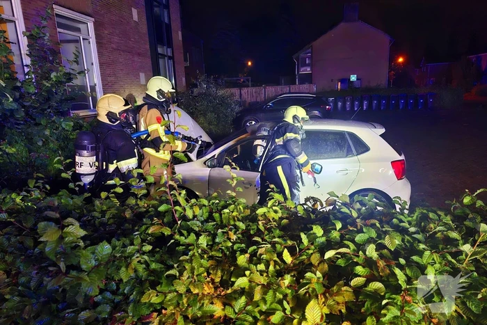 Geparkeerde auto loopt flinke schade op door brand