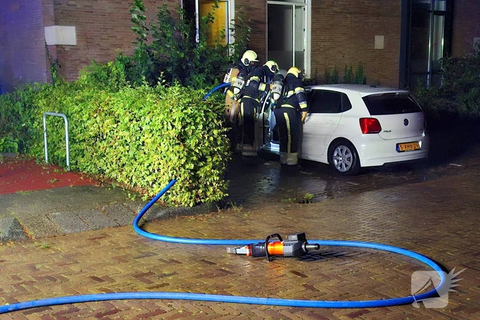 Geparkeerde auto loopt flinke schade op door brand