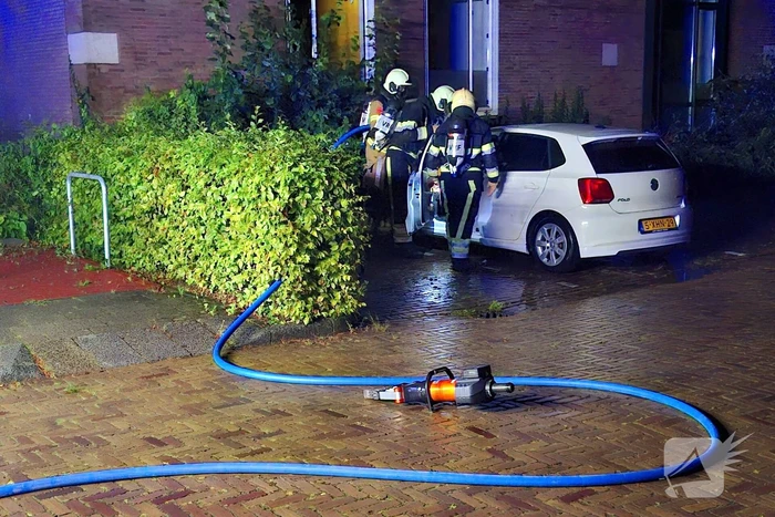 Geparkeerde auto loopt flinke schade op door brand