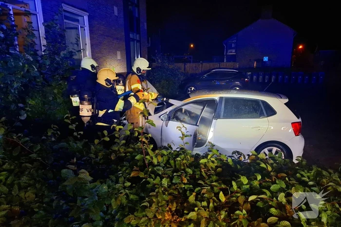 Geparkeerde auto loopt flinke schade op door brand