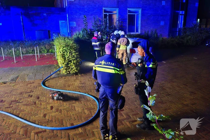 Geparkeerde auto loopt flinke schade op door brand