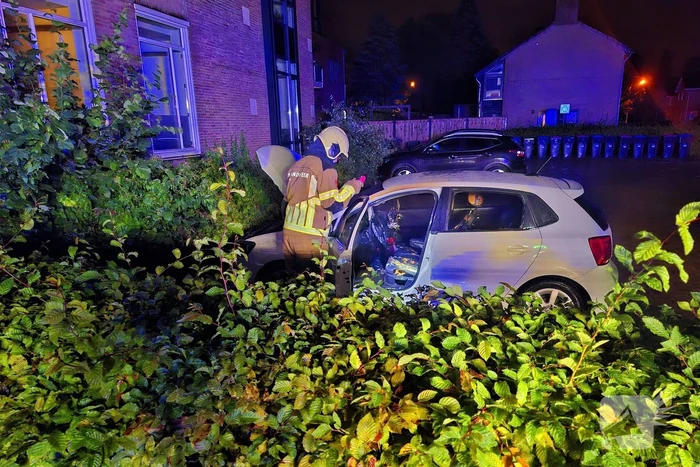 Geparkeerde auto loopt flinke schade op door brand
