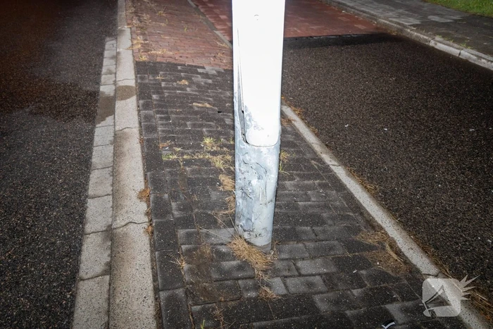 Lantaarnpaal beschadigd bij eenzijdig ongeval