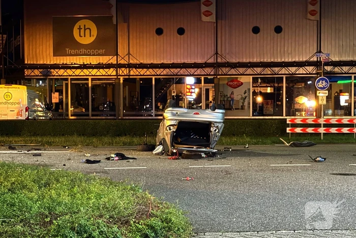 Auto slaat over de Kop, schade aan schakelkast