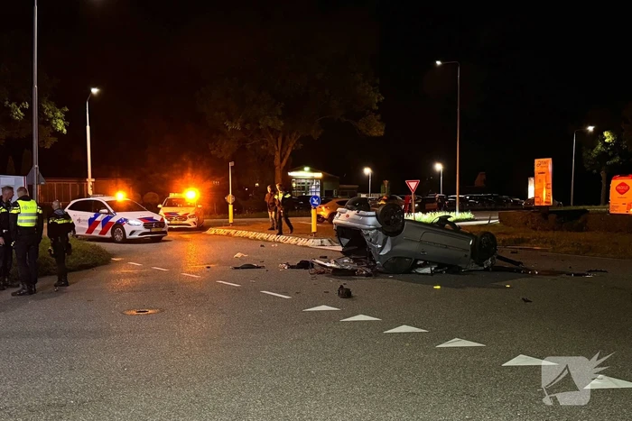 Auto slaat over de Kop, schade aan schakelkast
